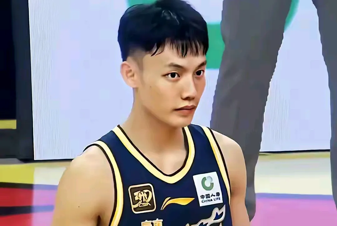 广东宏远训练开放日，清晨外线爆发引欢呼，德甲在即，球探报告显示潜力