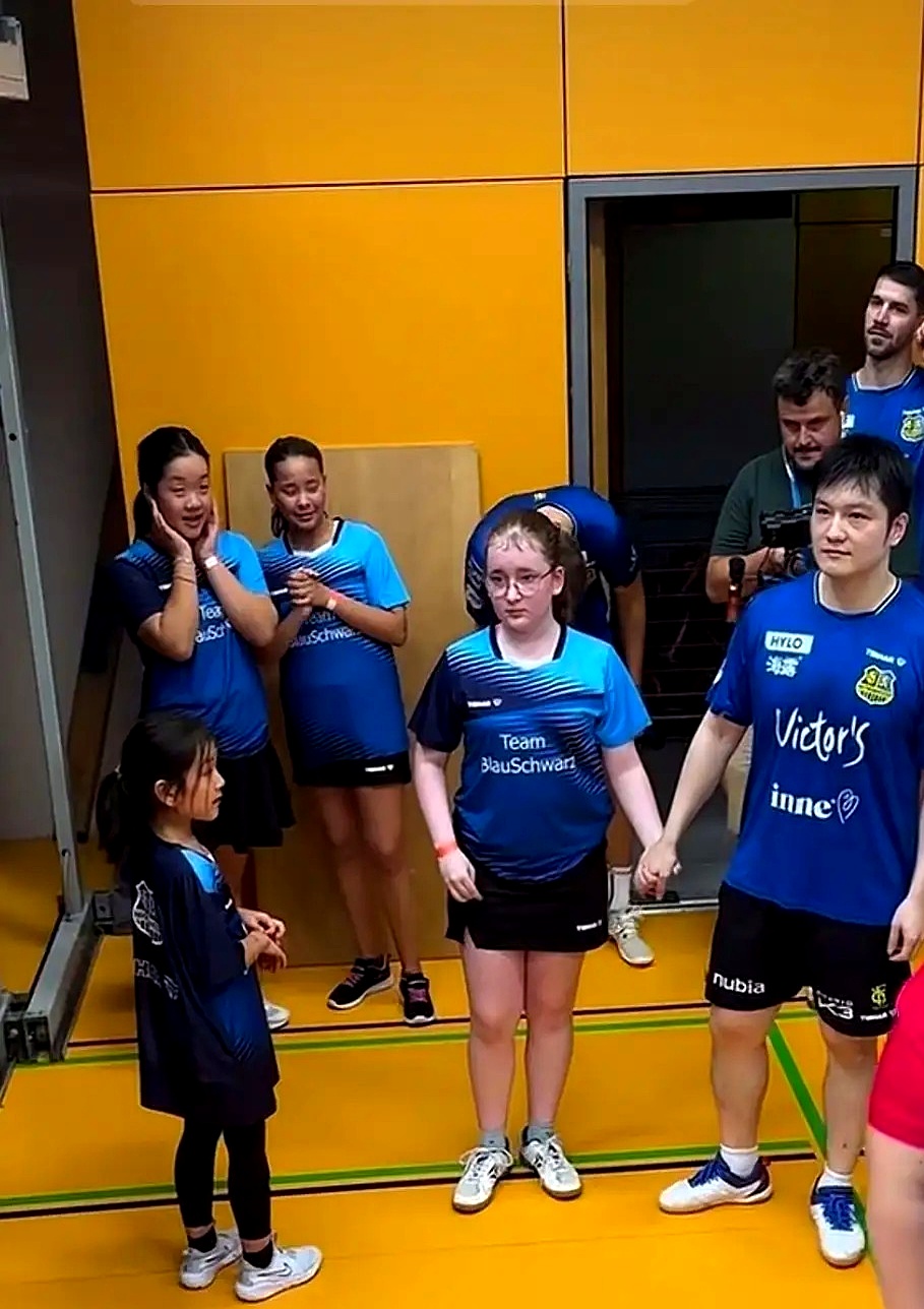 亚特兰大训练开放日，赛前队长鼓劲引欢呼，德国杯在即，身体对抗强度拉满